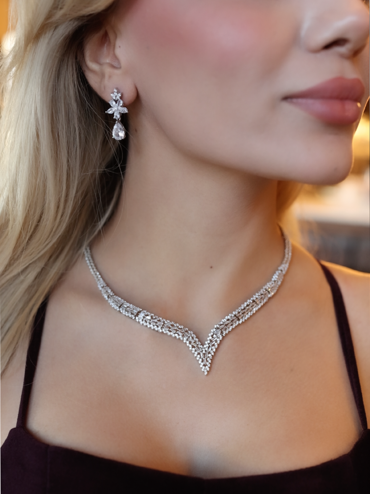 Detaylı görünümü ile Sofia Kolye - Küpe - Bileklik - Yüzük Set, rodyum kaplama ve zirkon taşlar ile şıklığı ön plana çıkarıyor.