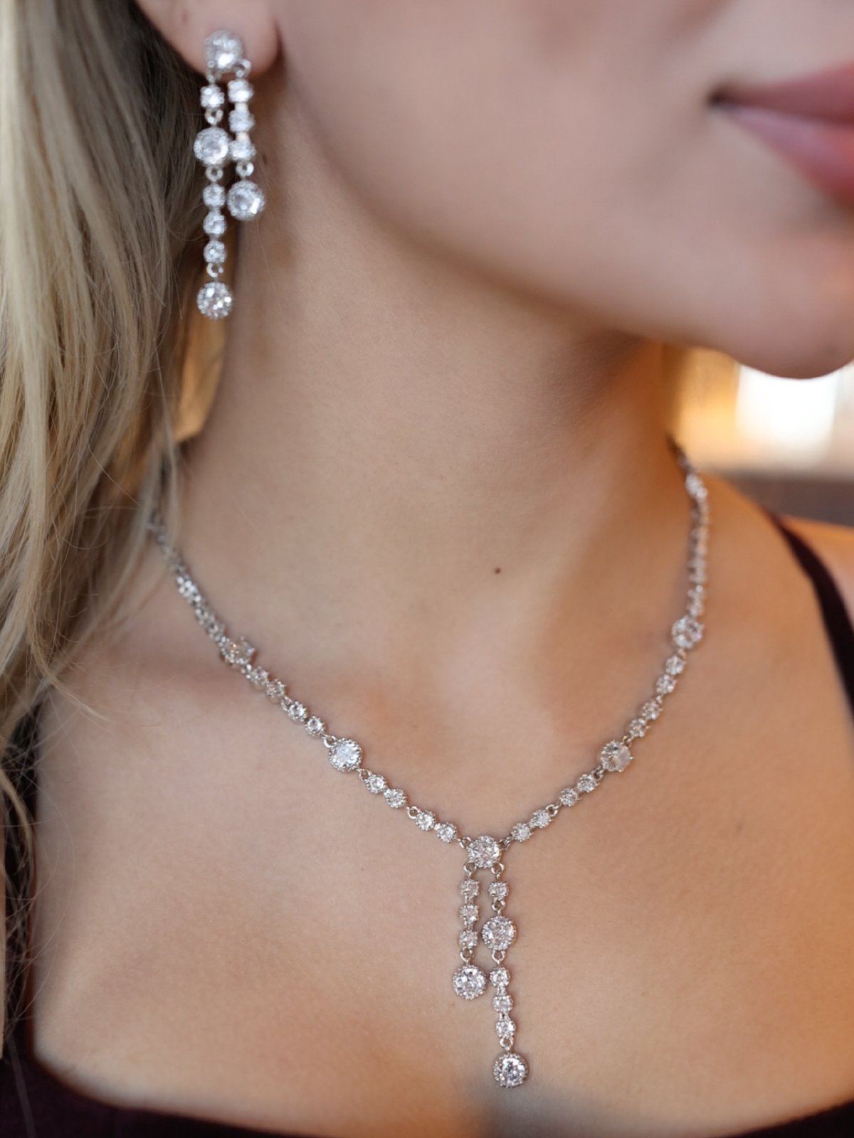 Emma Kolye – Küpe Set, rodyum kaplama ile uzun süre dayanıklılık ve parlaklık sağlayan göz alıcı bir aksesuardır.