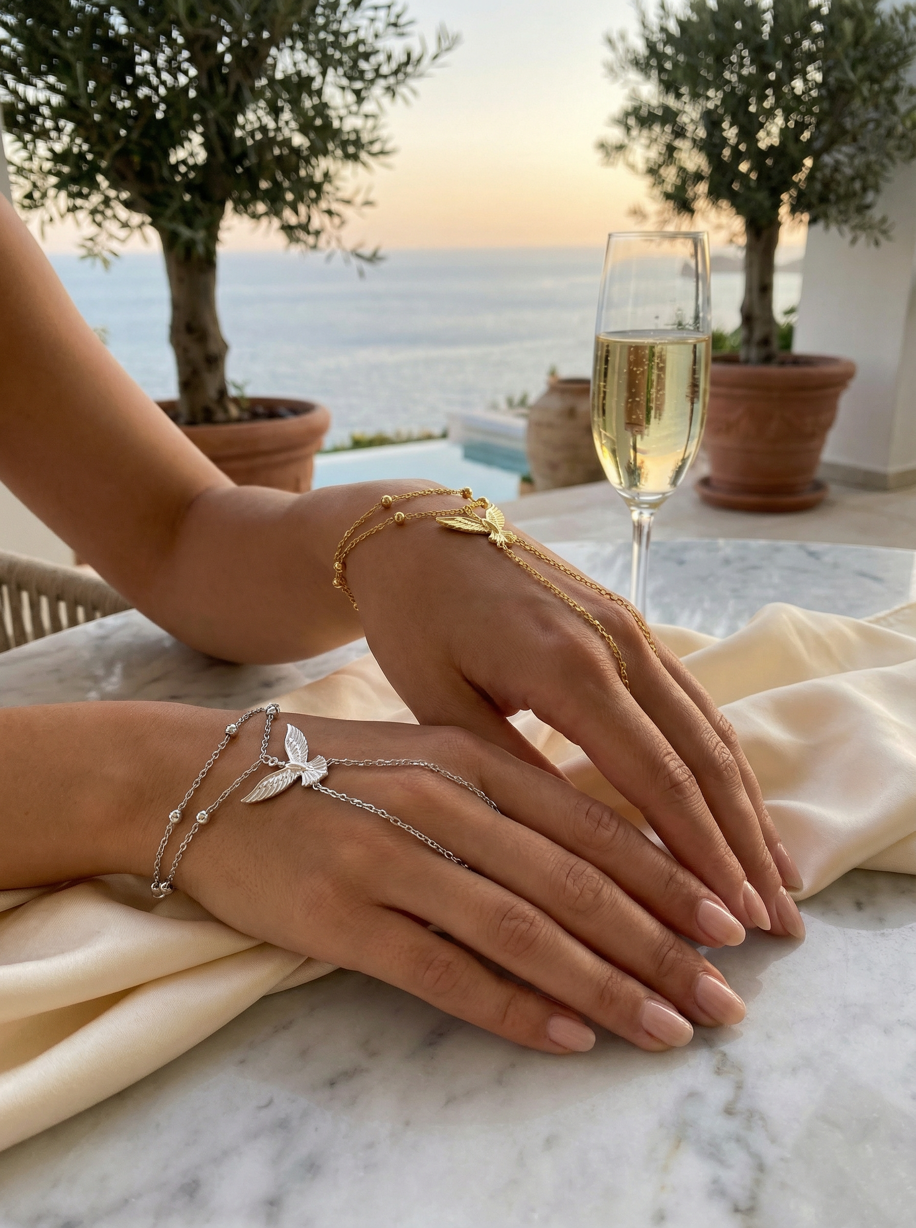 Gold kaplama Isla Şahmeran bilekliği, zarif ve feminen görünümüyle günlük şıklığınızı tamamlayacak özel bir aksesuar.