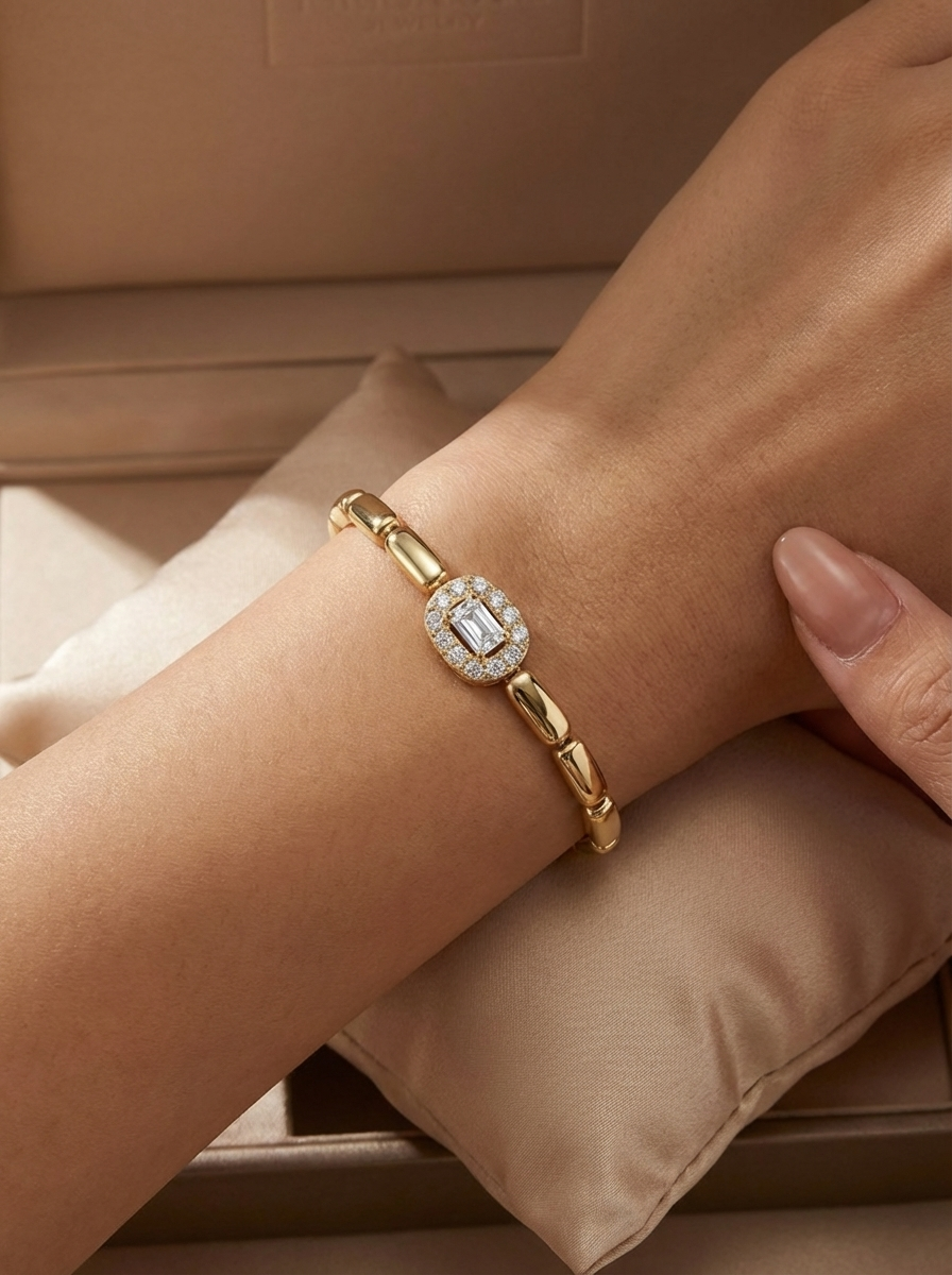 Amelia Bileklik, 17 + 1 cm ayarlanabilir uzunluğa sahip, günlük ve özel günler için mükemmel bir şıklık sunan lüks bir kadın aksesuarı.