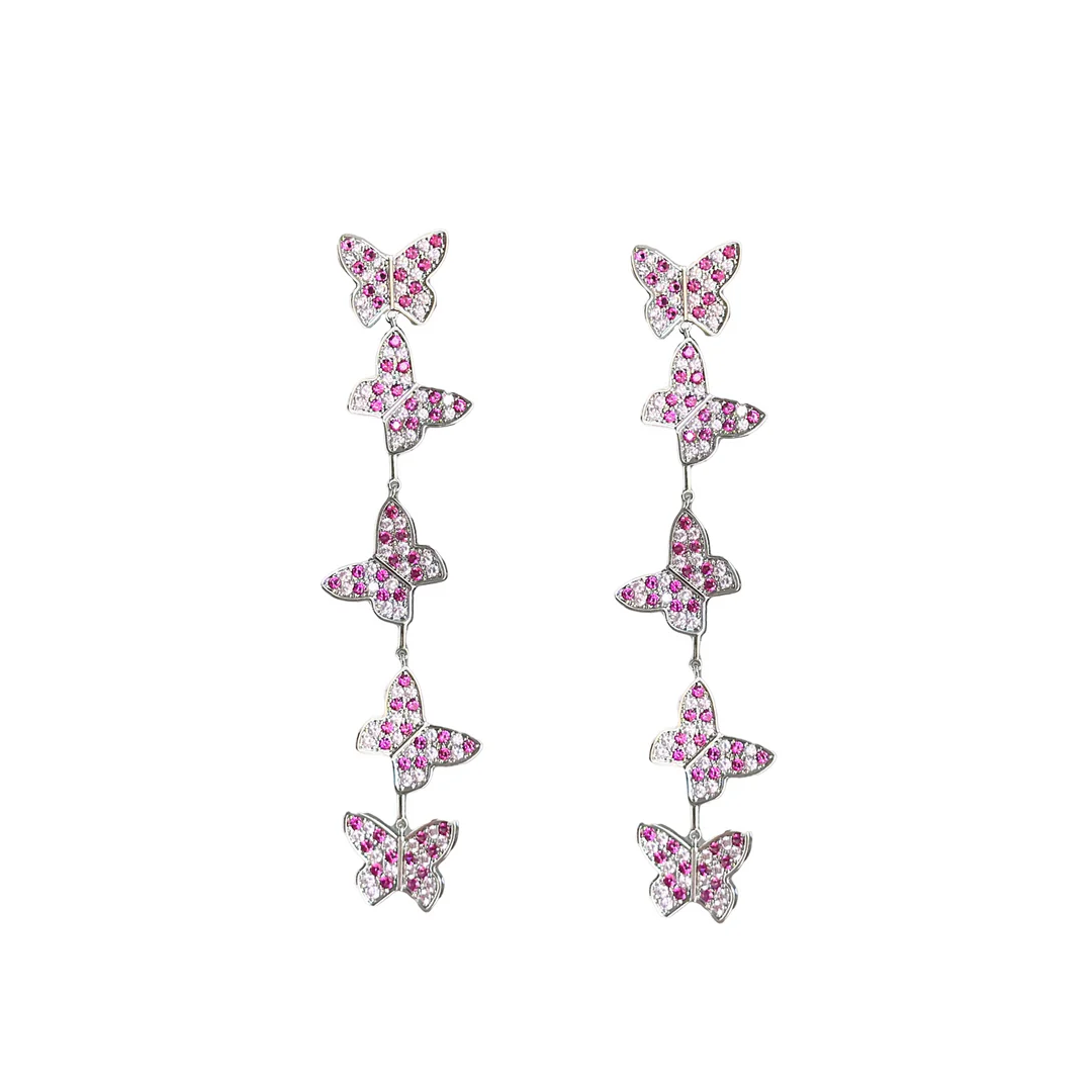 Zelyra Küpe, Atelier Duygu tasarımıyla altın kaplama zirkon taşlarla süslenmiş zarif ve etkileyici bir takı, modern ve klasik görünümü bir arada sunar. Hassas ciltler için uygundur.