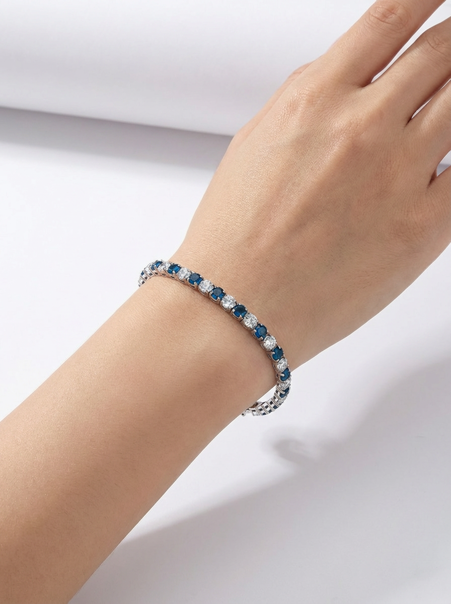 Atelier Duygu'nun özel tasarımı Stella Bileklik, safir ve beyaz taşlarla süslenmiş, gümüş rengindeki yüksek kaliteli rodyum kaplaması ile zarafetin simgesidir.