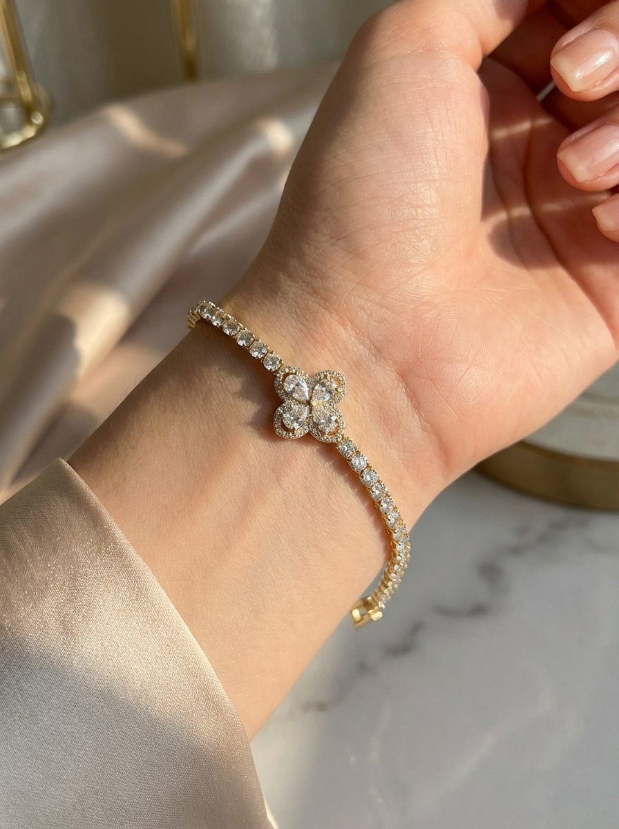 Victoria Bileklik, zarif su yolu zinciri üzerinde yer alan damla kesim beyaz zirkon taşlı yonca motifi ile şıklığı ve asaleti simgeliyor.