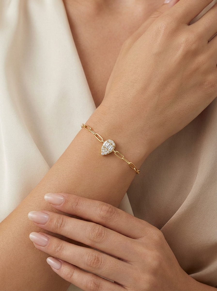 Serena Bileklik, yüksek kaliteli altın kaplama detaylarıyla modern ve sofistike bir görünüm sağlıyor. Bilek üzerindeki zarif motifler, stilinizi ön plana çıkarıyor.