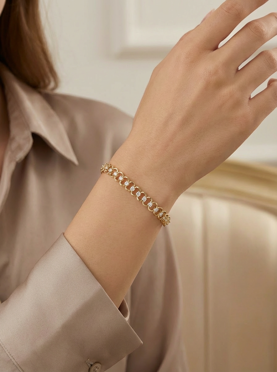 Ivy Bileklik, ışıltılı beyaz zirkon taşlarla süslü, modern takı koleksiyonunun vazgeçilmezi.