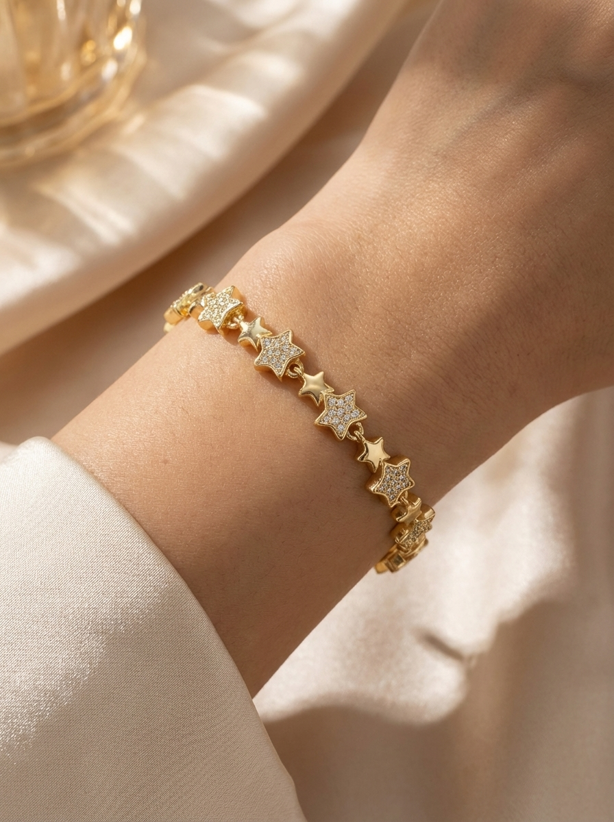 Nora Bileklik - İki farklı yıldız formuyla dikkat çeken, zirkon taşlarla bezeli zarif bilezik.