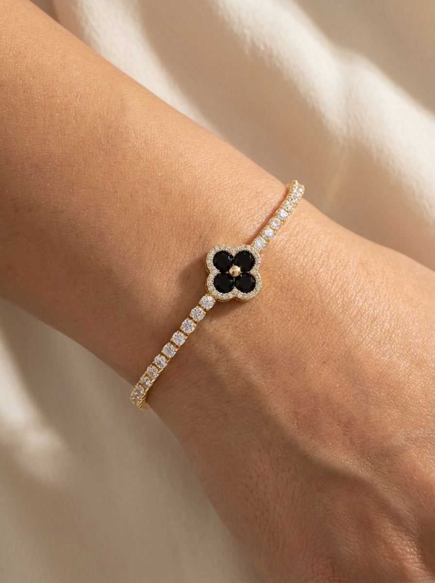 Sophia Bileklik, merkezde siyah zirkon taşlı yonca motifi ve ince zarafetiyle bileklerde sofistike bir dokunuş.