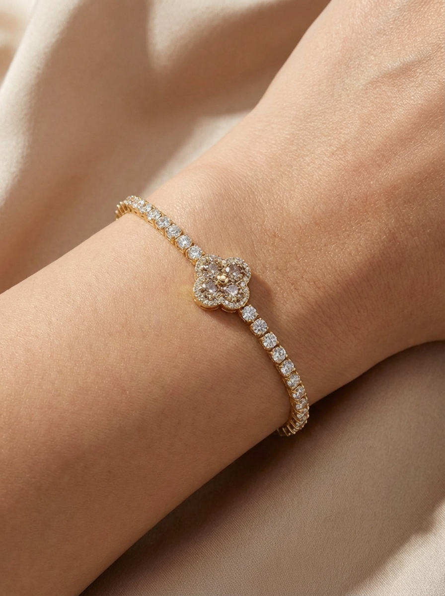 Clara Bileklik, konforlu 17+1 cm ayarlanabilir uzunluğu ile şıklığı ve zarafeti bileğinize taşıyan bir parça, Atelier Duygu imzasıyla.