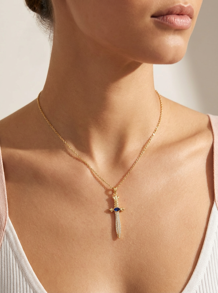 Julia Kolye, paslanmaz çelik zincirle desenlenmiş, altın kaplama detaylarla şıklığı ve zarafeti bir araya getiriyor. Kraliyet mavisi taşının eşliğinde dikkat çekici bir görünüm sunuyor.