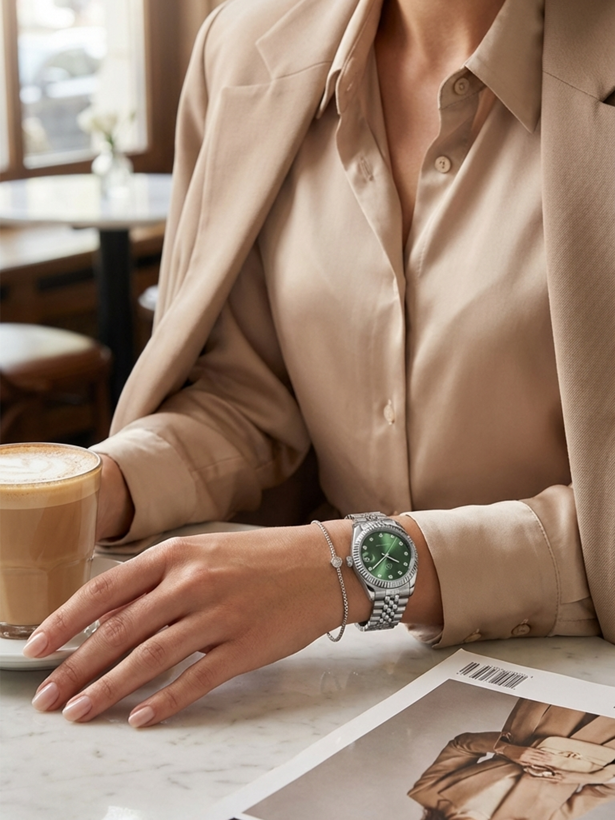 Green Stones Saat, taş indeksleriyle bezeli benzersiz kadranı ve AD orijinal logosuyla zarafeti yansıtır.