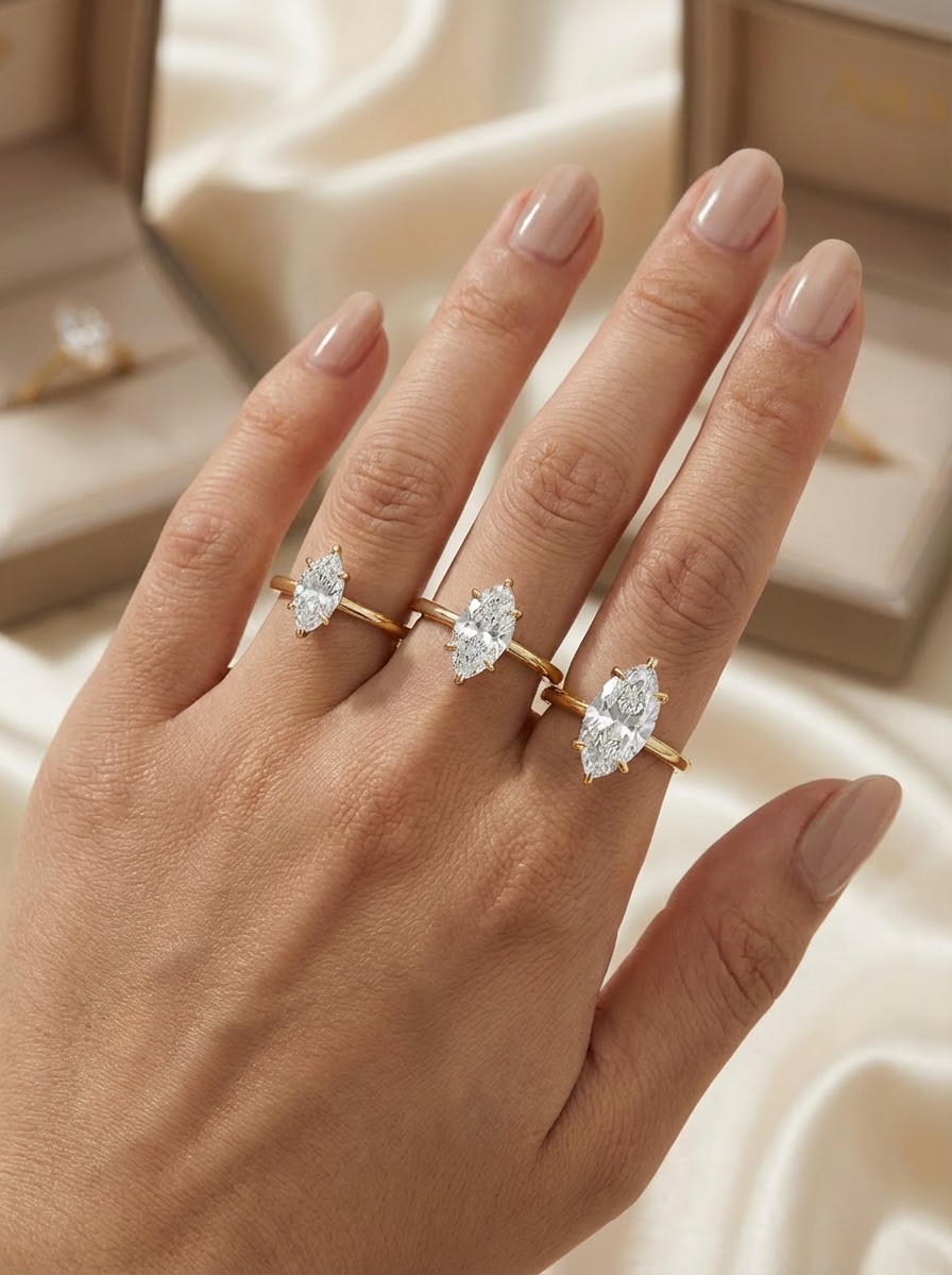 1.4CT Marquise Cut Eternity yüzüğün detaylı görünümü, yan taşlarla çevrili zarif tasarım.