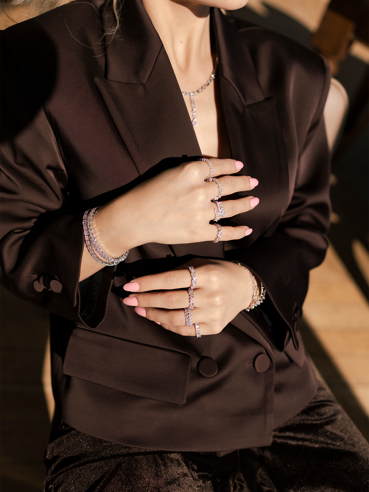 3MM | Döküm Su Yolu Bileklik - Zarif detayları ve 3 mm zirkon taşlarıyla minimalist bir tasarım, günlük şıklığın modern temsilcisi.