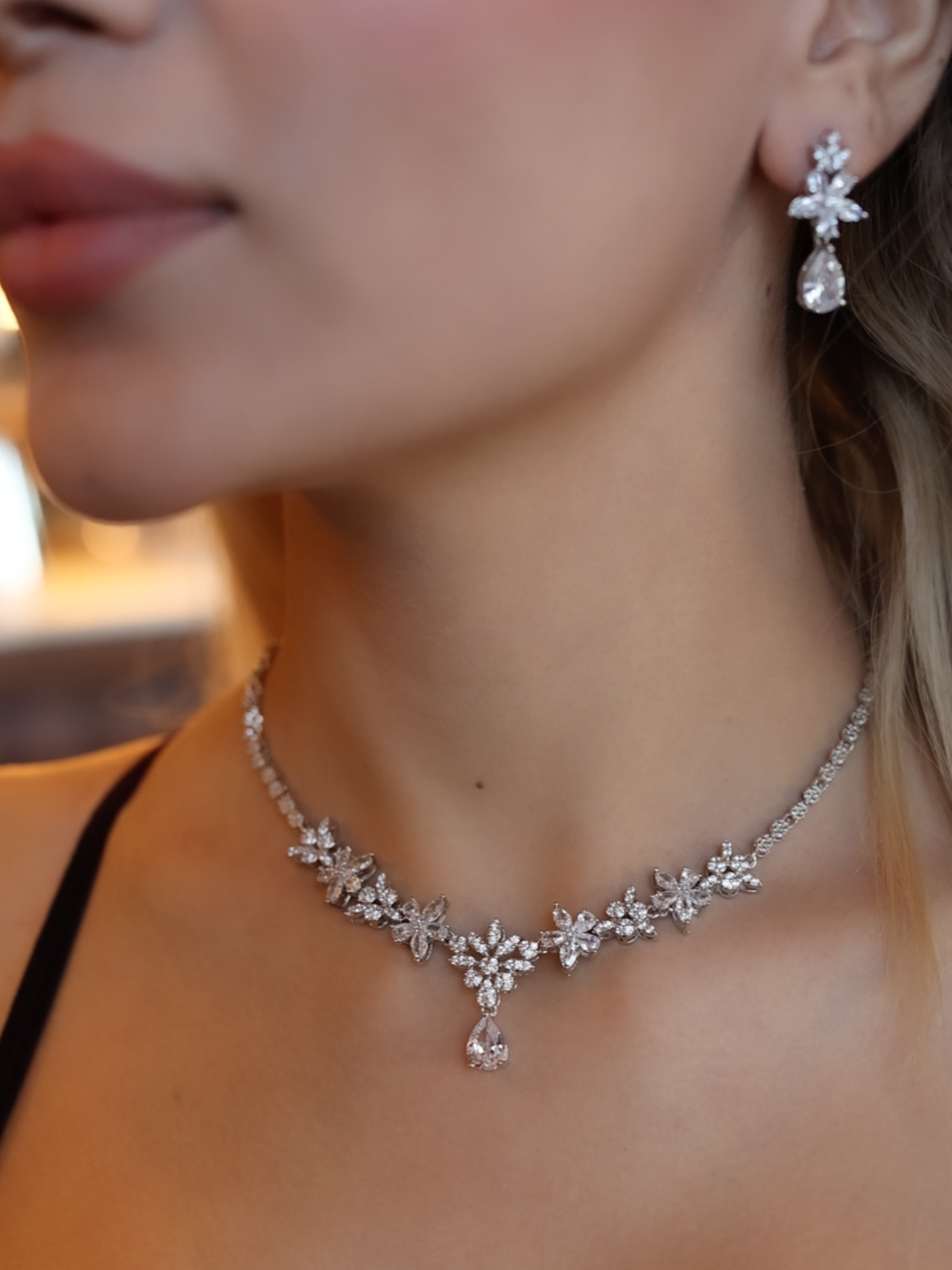 Olivia Kolye - Küpe Seti, lüks çiçek motifleri ve şık damla zirkon taşlarla tasarlanmış zarif takı seti.