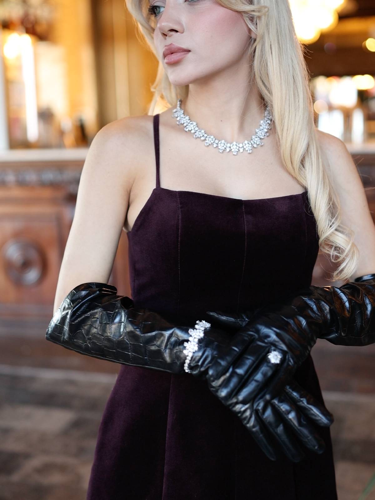 Amelia Küpe - Parlak zirkon taşlarla süslenmiş şık kolye ve küpe seti, zarif detaylarıyla dikkat çekiyor.