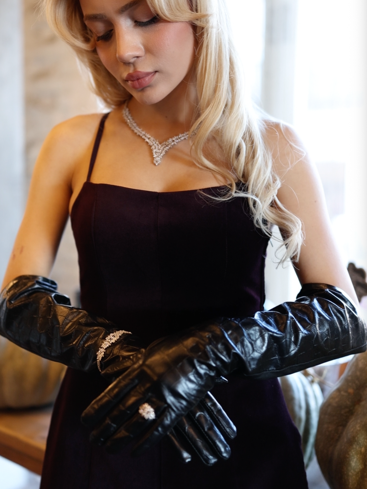 Harper Kolye - Küpe - Bileklik - Yüzük Set; zarif rodyum kaplama ve zirkon taşlarıyla tasarlanmış şık takı seti.