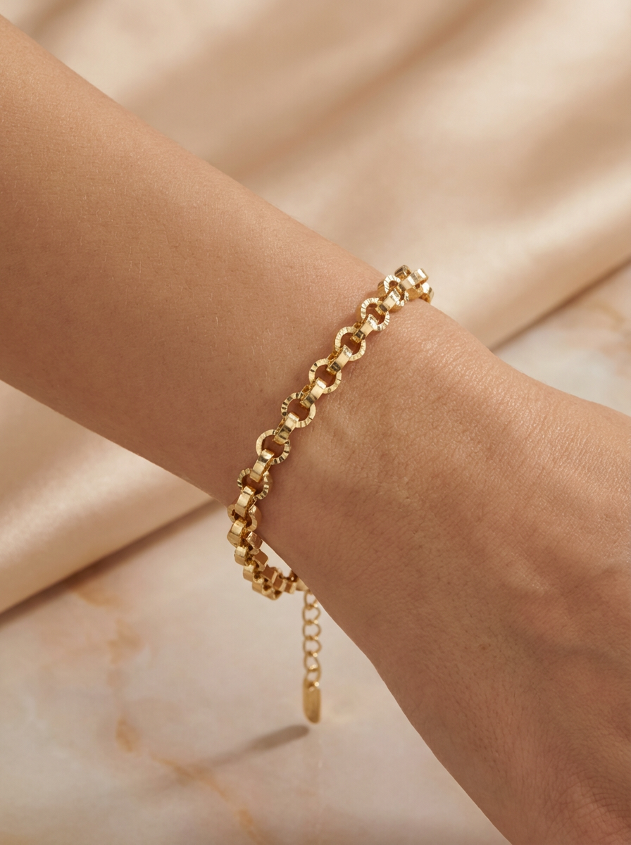 Daphne Bileklik'in detayları, yüksek kalite altın kaplama ve özel kalem işçiliği ile oluşturulmuş kendinden ışıltılı halka dizaynı.