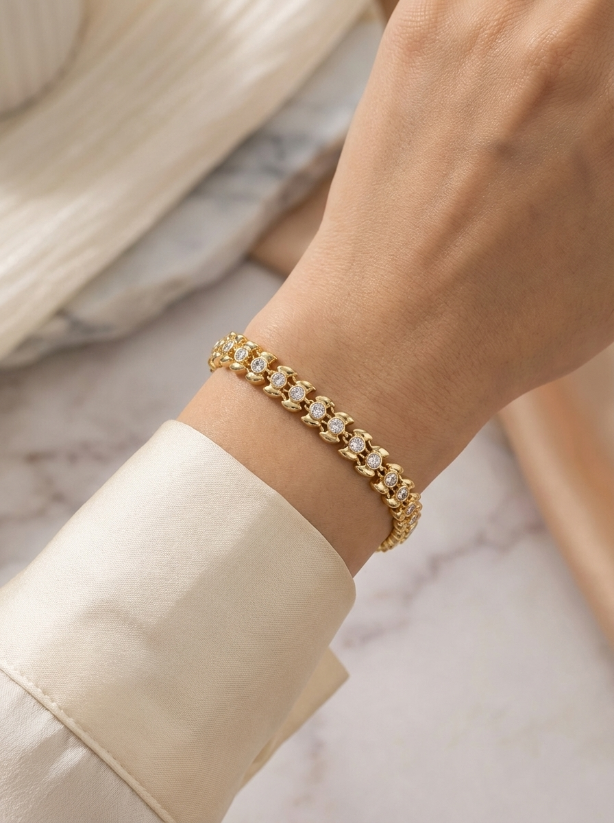 Helena Bileklik, klasik tenis bileklik görünümüne modern bir dokunuş getiriyor, altın kaplama ve zirkon taşları ile zarif bir aksesuar.