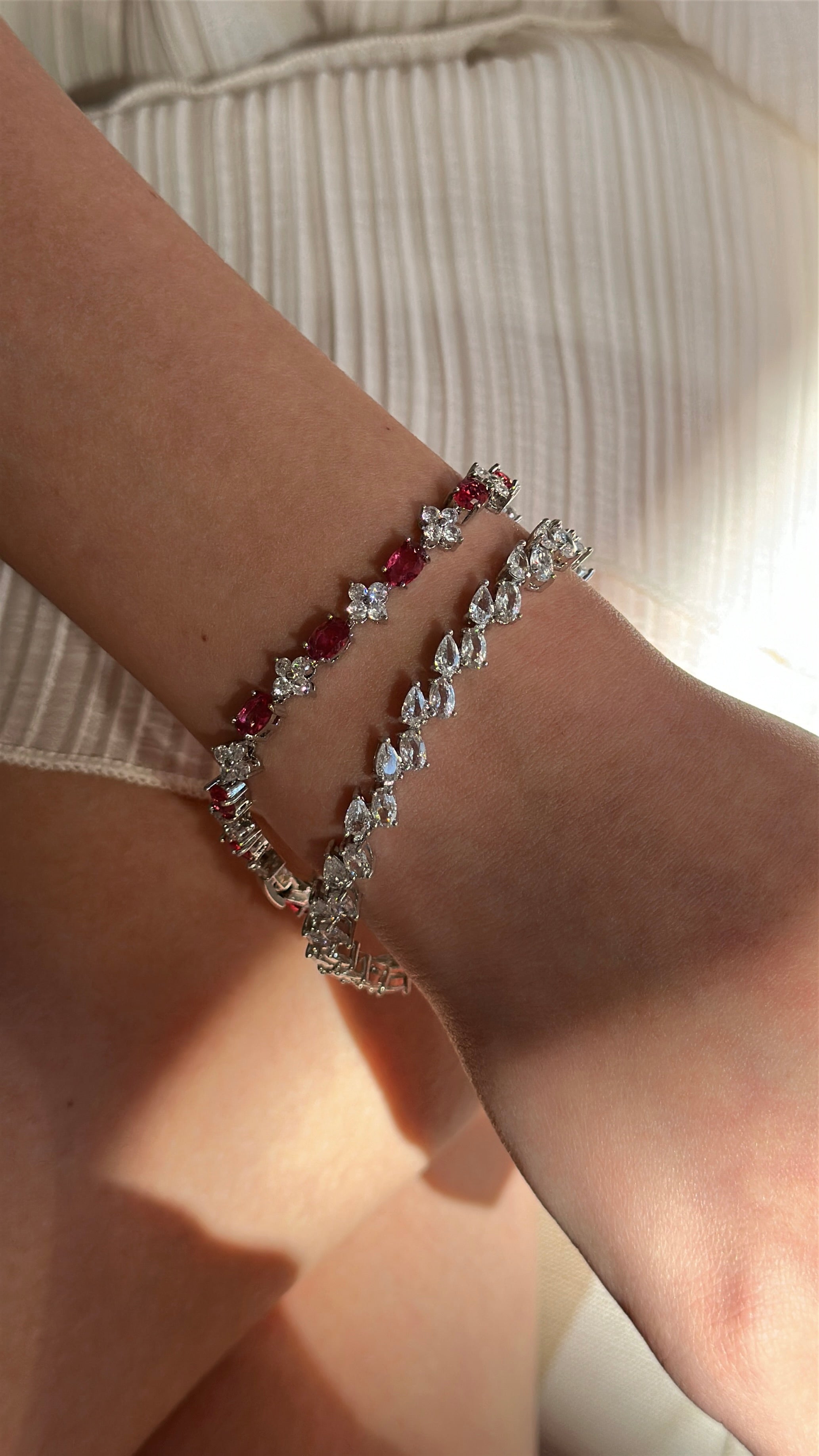 Atelier Duygu Loreva Bileklik - zarafet ve sadeliği bir araya getiren şık tasarım, minimalist detaylarla süslenmiştir.