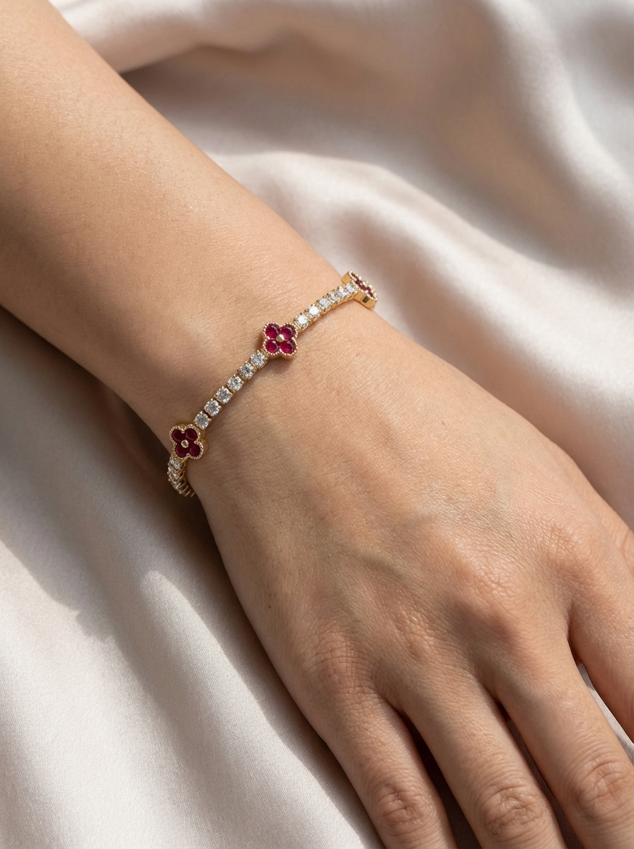 Camilla Bileklik, kırmızının cesur enerjisi ve zarif altın kaplaması ile stil sahibi kadınlara hitap eden bir mücevher. Ayarlanabilir boyutu sayesinde her bileğe uyum sağlıyor.