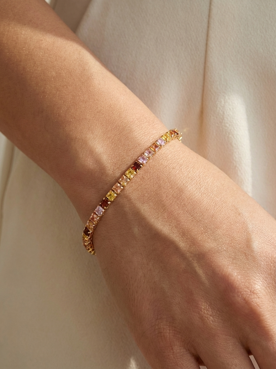 2.5MM Rainbow Gold Su Yolu Bileklik, renk geçişli taşlarıyla enerjinizi yükselten, Atelier Duygu imzasıyla zarafetinizi tamamlayacak lüks bir aksesuar.