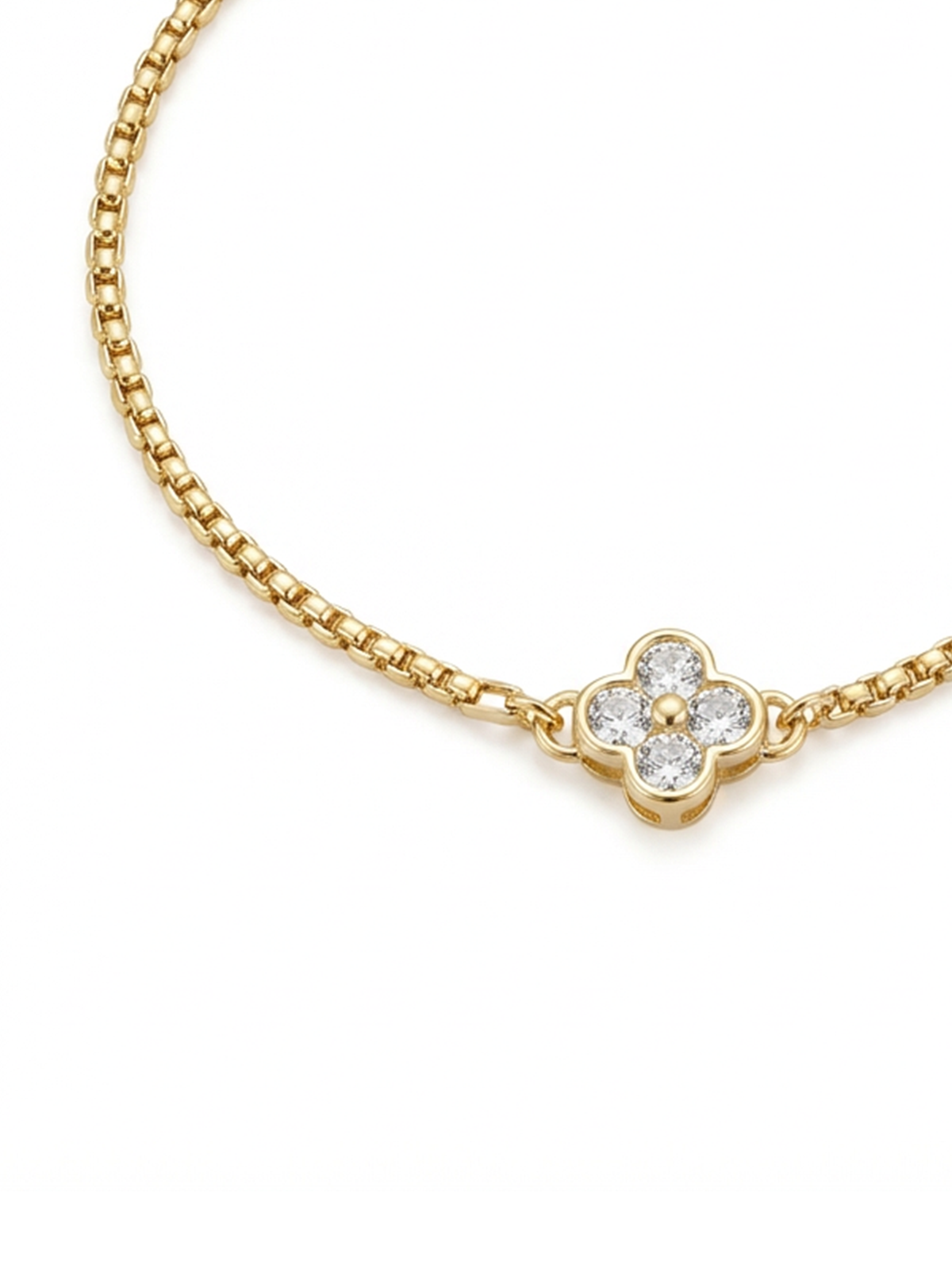 Aria Bileklik, modern ve naif tasarımıyla dikkat çekerken, şansı simgeleyen zarif yonca figürü ile öne çıkıyor.