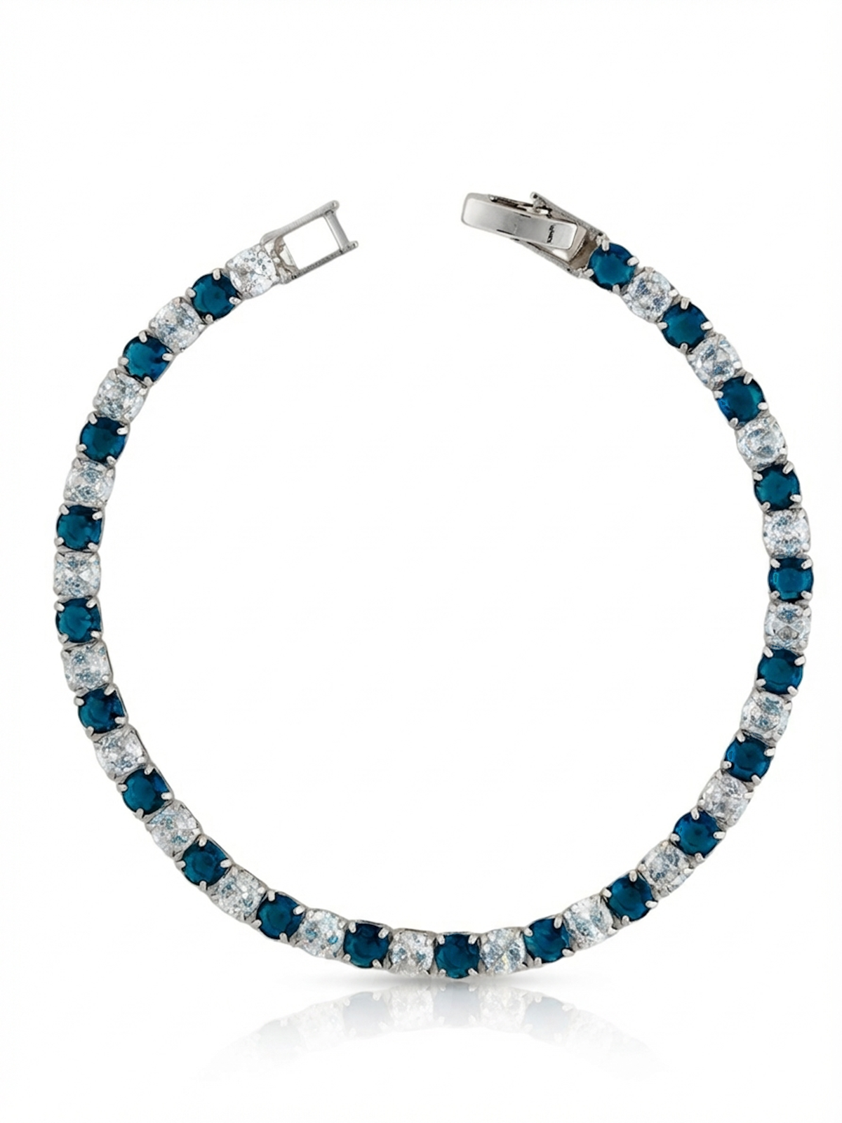 Lüks Stella Bileklik, derin gece mavisi ve beyaz zirkon taşların zarif dizilimiyle elmas gibi parlayarak şıklığıyla göz alıyor.