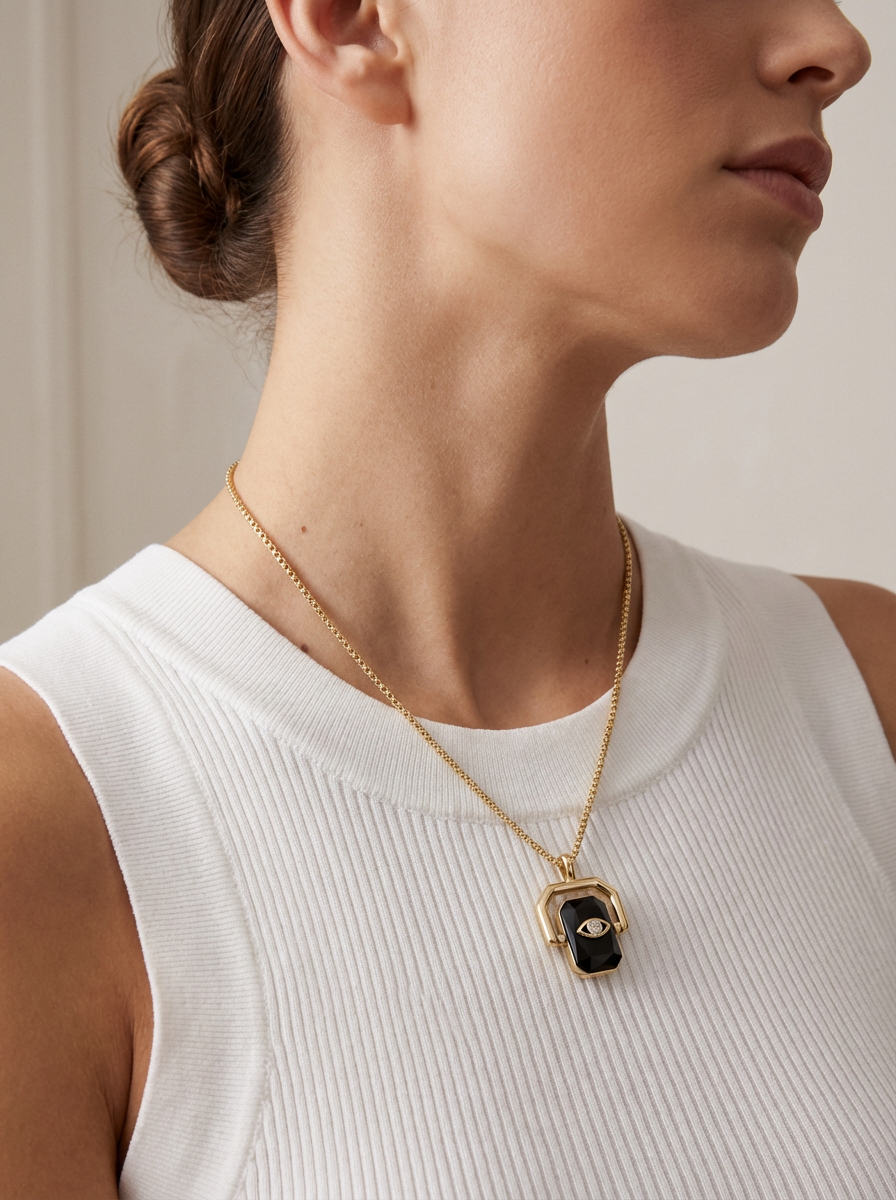 Margot Kolye, 45 cm'ye kadar ayarlanabilen zinciri ve koruyucu göz sembolü ile stilinize mistik bir dokunuş katıyor.