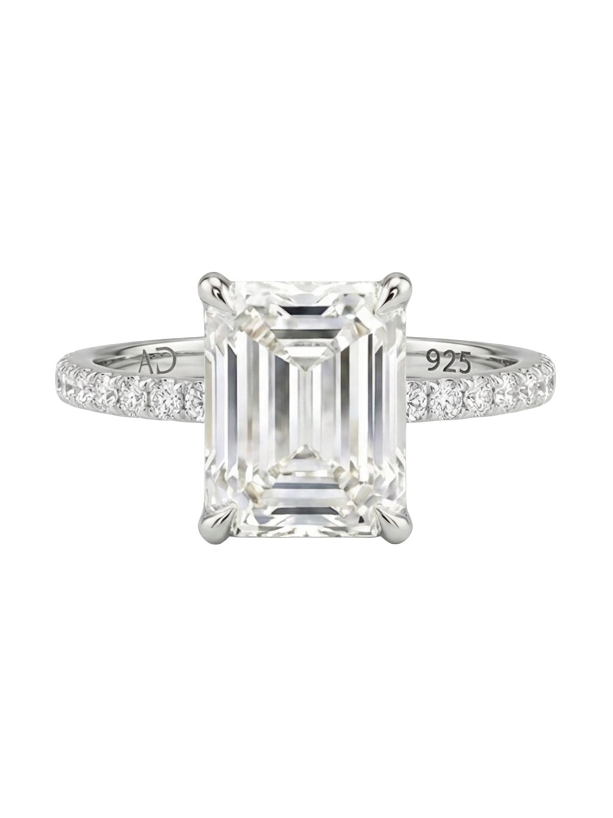 2.5CT Emerald Cut Eternity Yüzük, zarif ve şık tasarımıyla 925 ayar gümüş üzerinde, diamond görünümüne sahip kaliteli Star taşlarıyla göz alıcı bir çekicilik sunuyor.