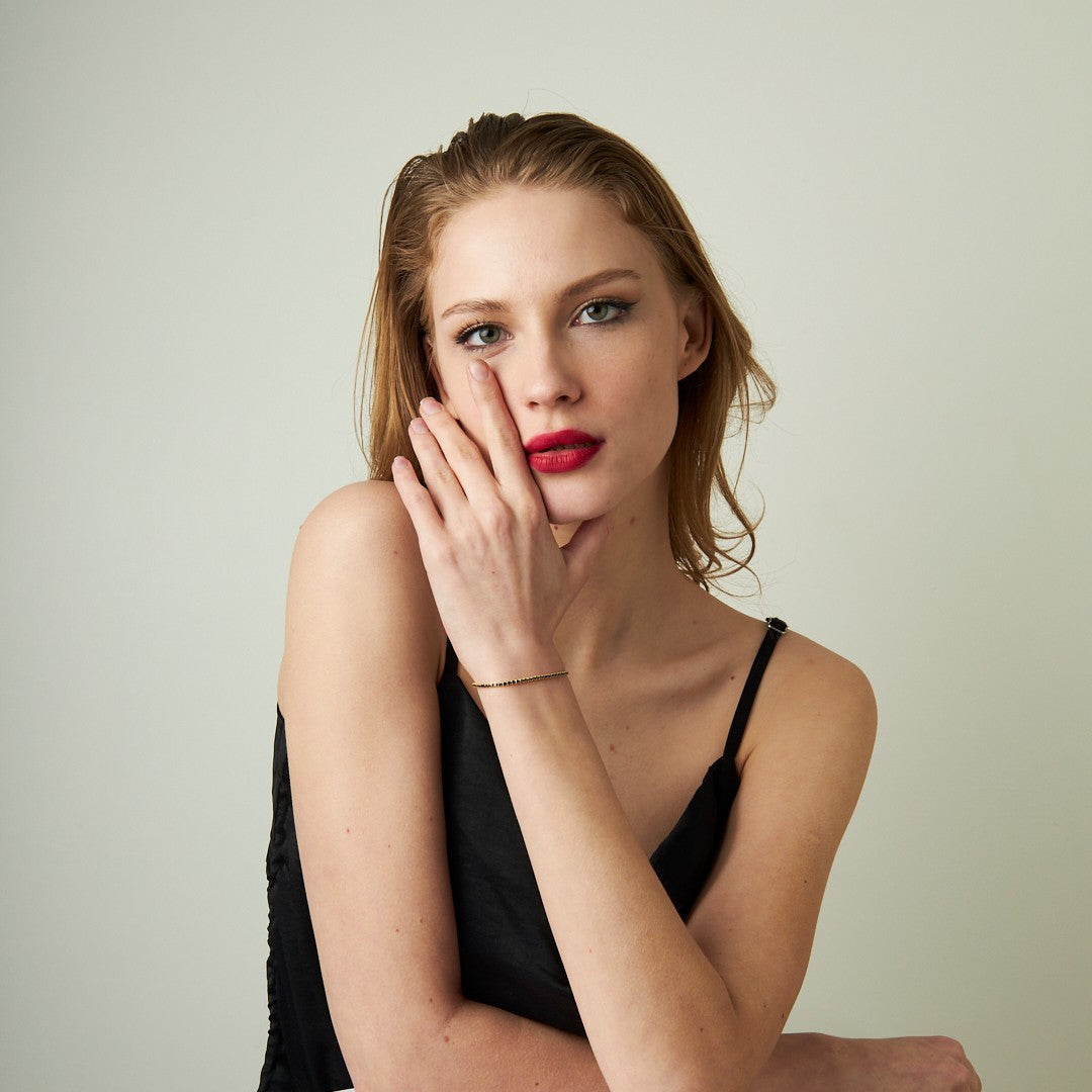 Thalya Bileklik - Şıklığı ve zarafeti simgeleyen, zirkon taşlarla süslenmiş özel tasarım bilezik, hassas ciltler için uygun.